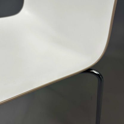 Arper Catifa 46 weiß/sand stapelbarer Stuhl mit verchromtem Gestell und Polypropylen-Sitzschale für Indoor und Outdoor