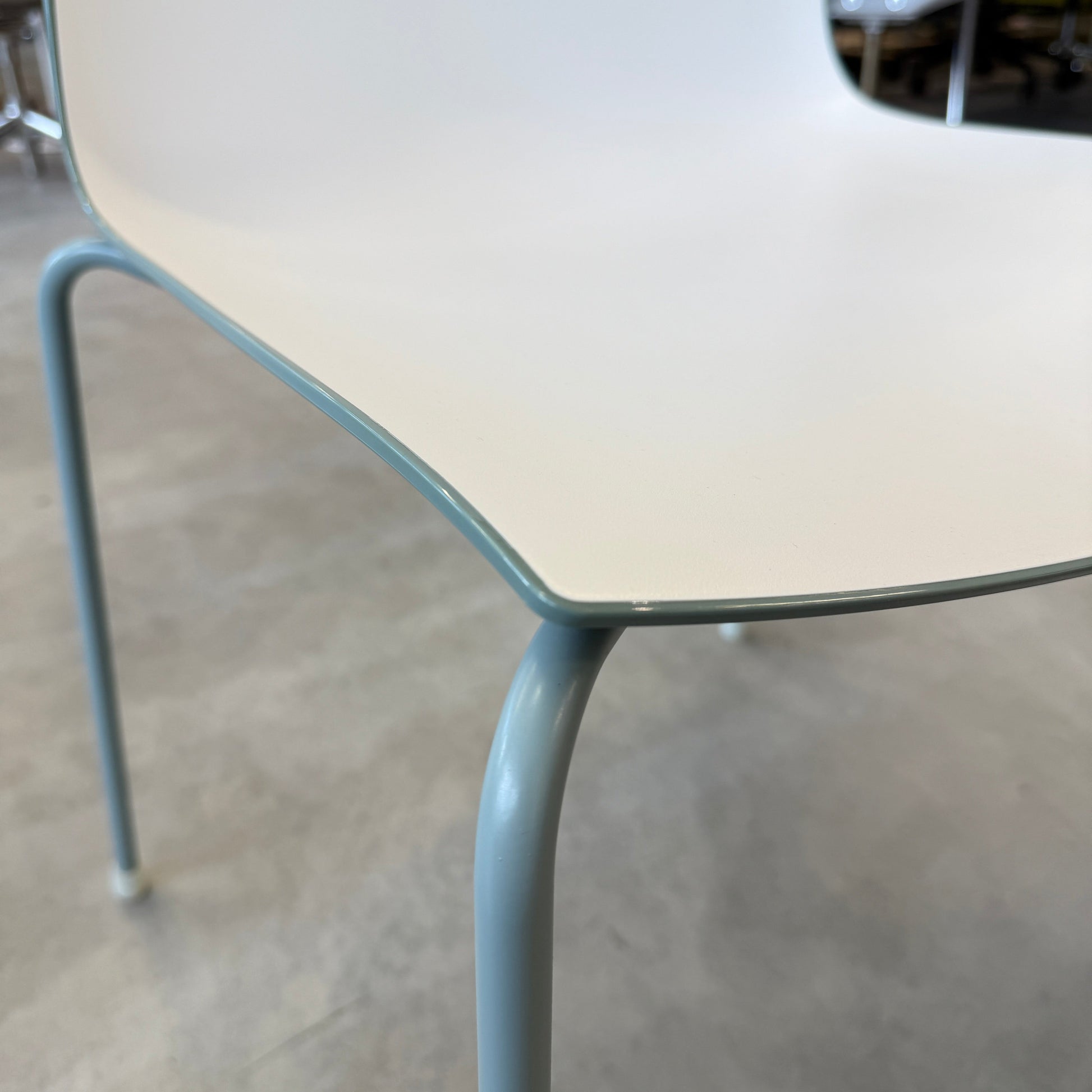 Arper Catifa 46 Stuhl in Weiß mit taubenblauen Metallbeinen, modernes Design