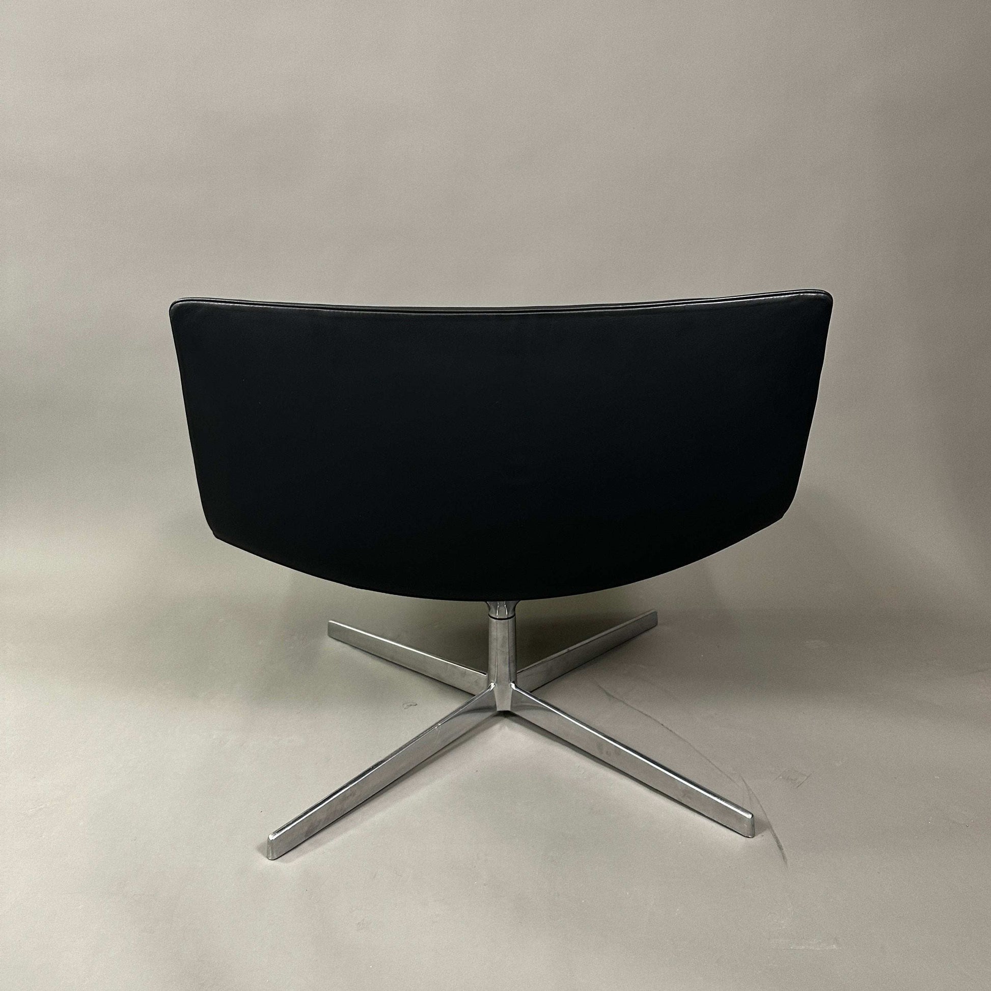 Arper Catifa 60 Lounge Chair in schwarzem Kunstleder mit glänzendem Aluminiumgestell, Rückansicht