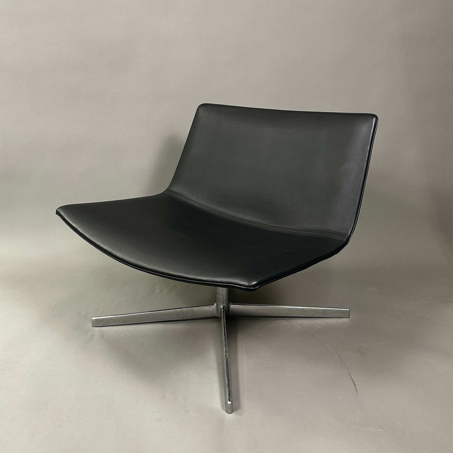 Arper Catifa 60 Lounge Chair mit schwarzem Kunstlederbezug und glänzendem Aluminiumgestell, modernes Design