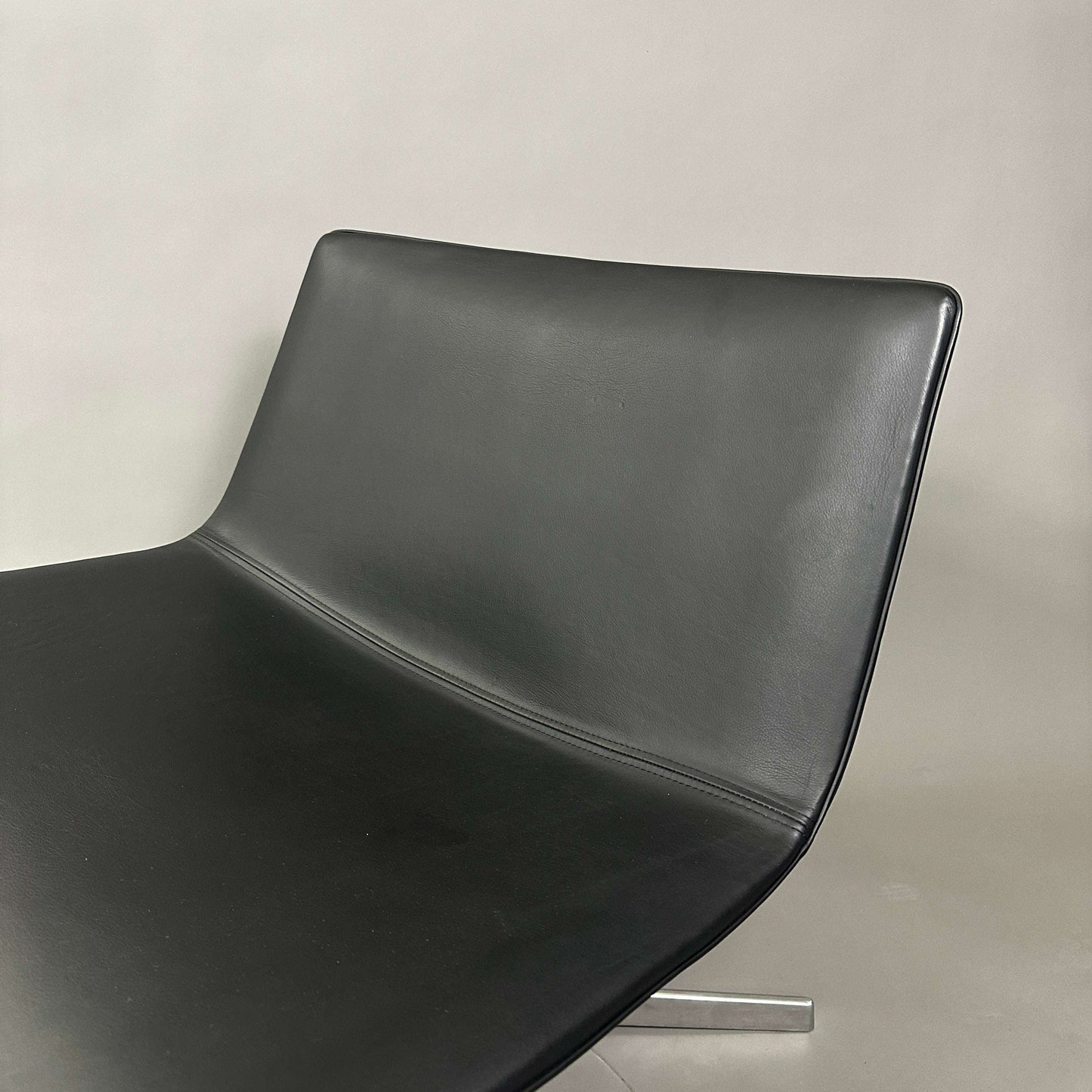 Arper Catifa 60 Lounge Chair schwarz aus Kunstleder mit glänzendem Aluminiumgestell, moderne Lounge Sitzgelegenheit