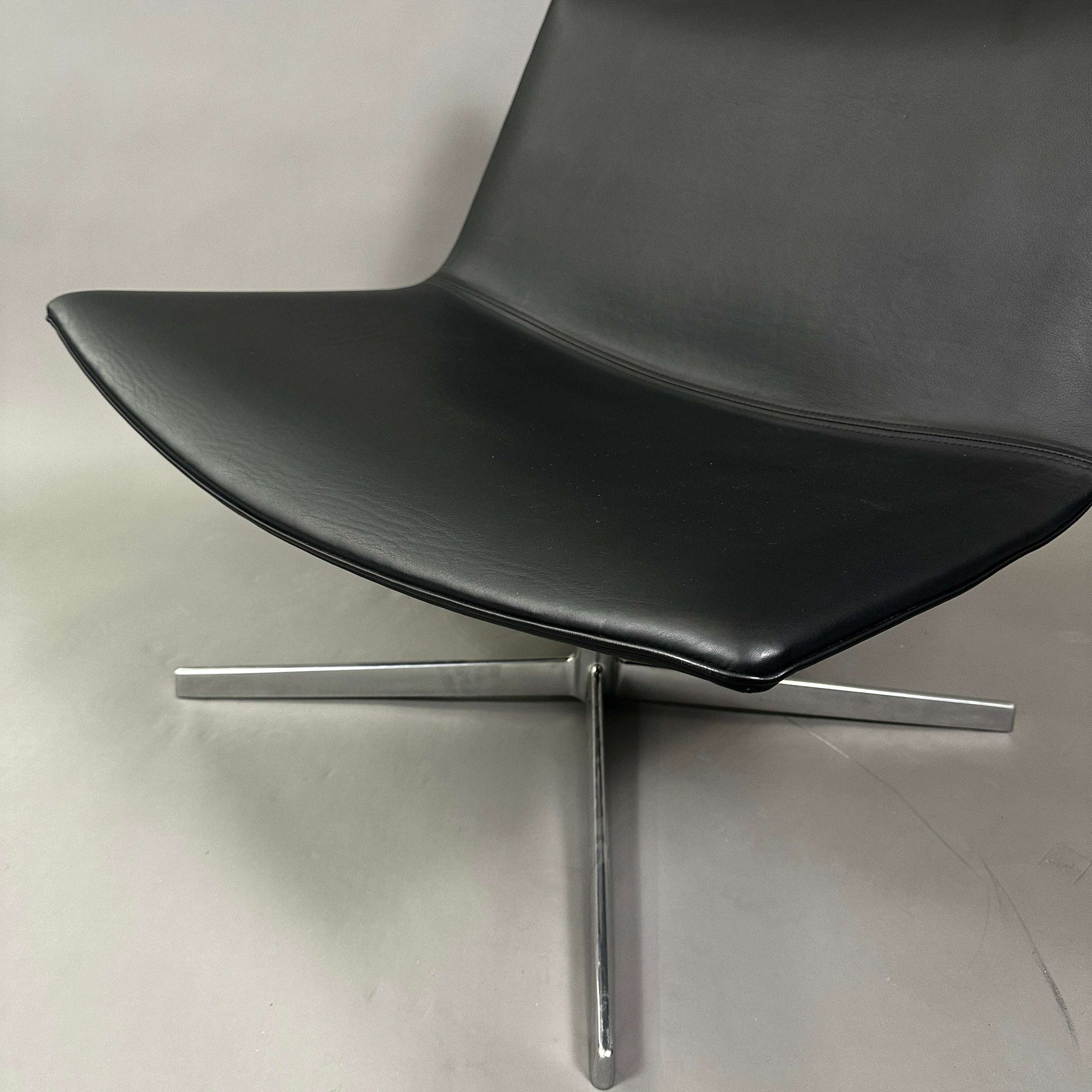 Arper Catifa 60 Lounge Chair mit schwarzem Kunstlederbezug und glänzendem Aluminiumgestell