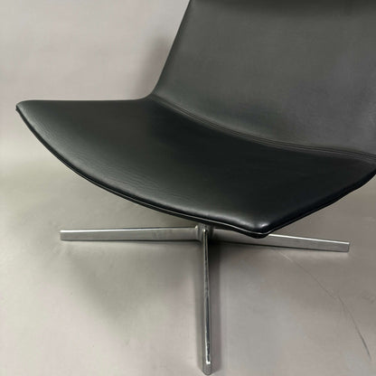 Arper Catifa 60 Lounge Chair mit schwarzem Kunstlederbezug und glänzendem Aluminiumgestell