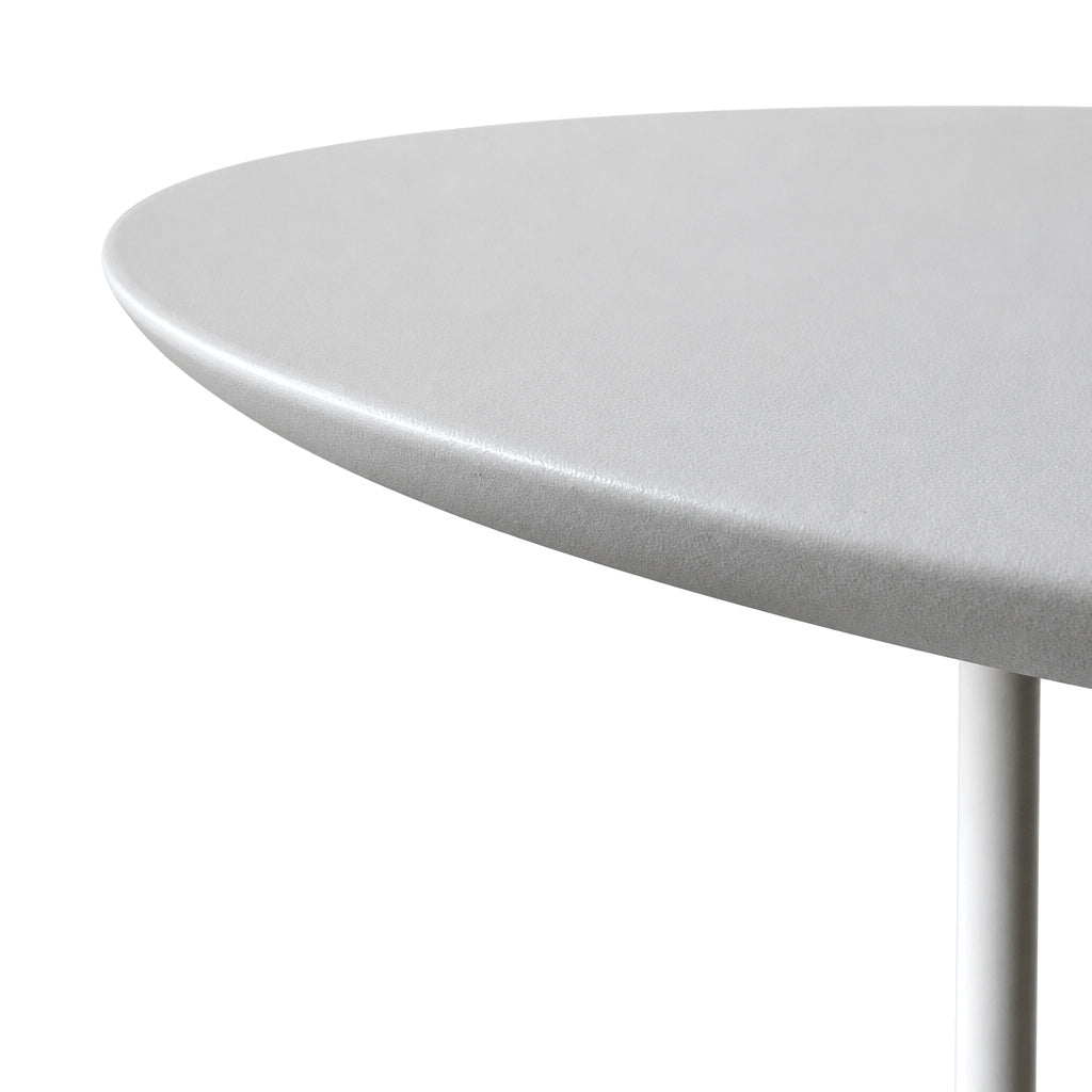 Arper Dizzie Beistelltisch in ovalem Design mit weißer Tischplatte und schlankem Standfuß auf weißem Hintergrund.