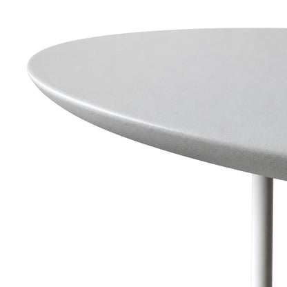 Arper Dizzie Beistelltisch in ovalem Design mit weißer Tischplatte und schlankem Standfuß auf weißem Hintergrund.