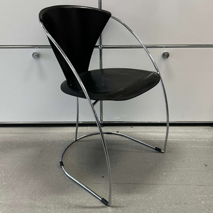 Black leather and chrome chair with steel frame featuring modern curved design, Arrben Italy Linda model