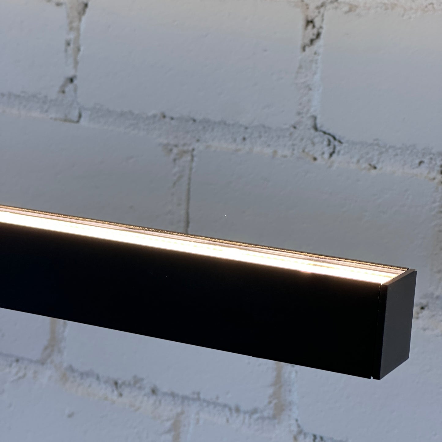 Artemide Econ Office Floor L LED, schwarze Aluminium-Stehleuchte mit indirektem und direktem Licht.