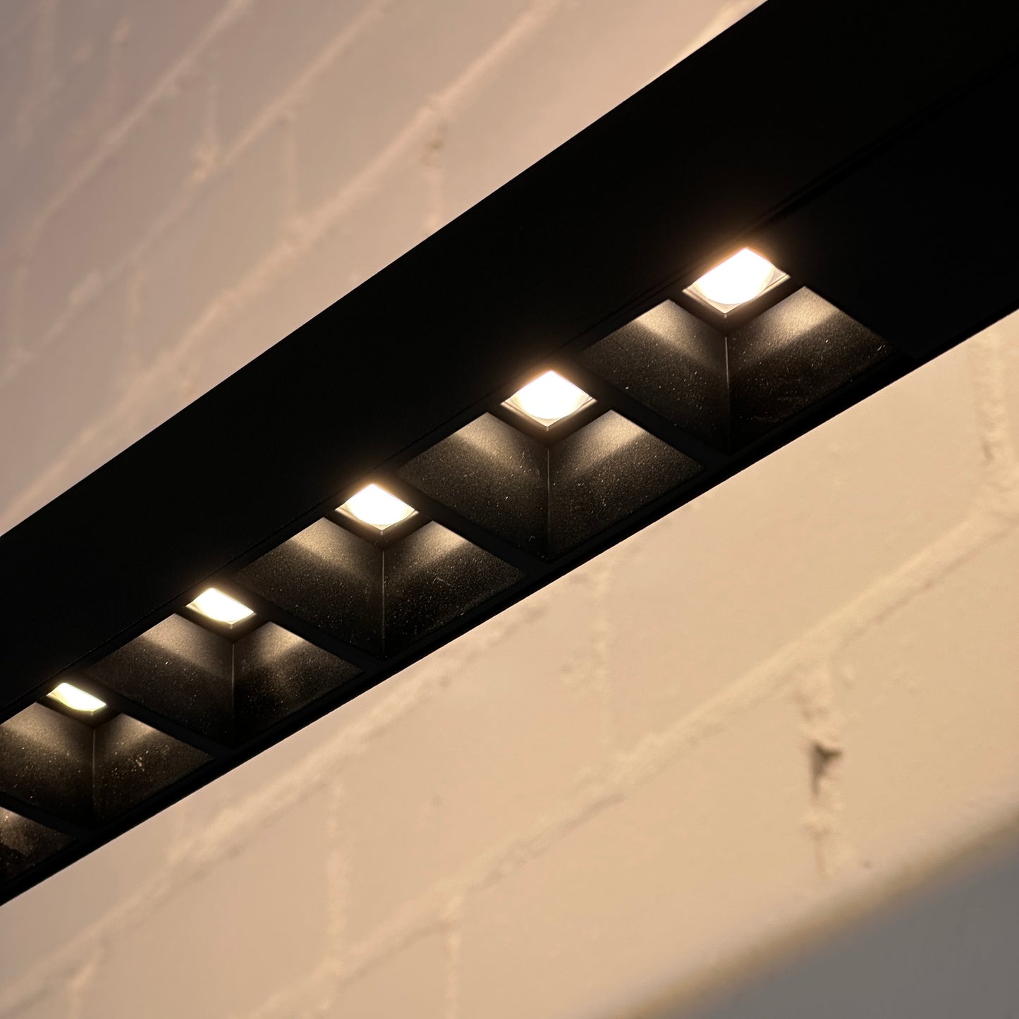 Artemide Econ Office Floor L LED Leuchte in Schwarz, Aluminium, mit warmweißem Direktlicht.