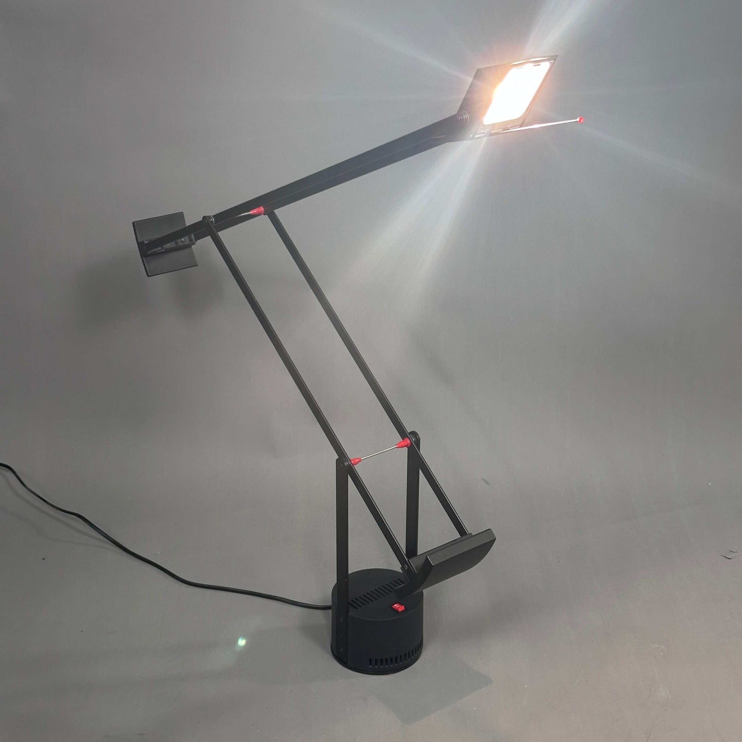 Artemide Tizio LED Schreibtischlampe schwarz höhenverstellbar warmweißes Licht