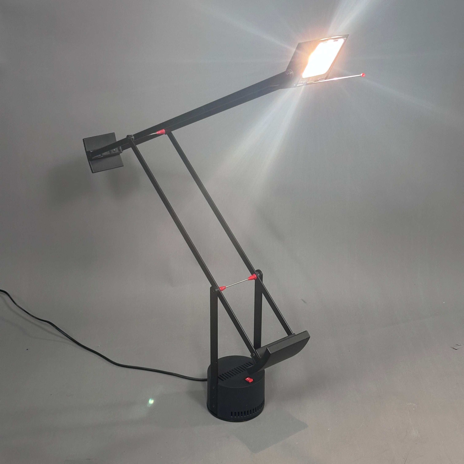 Artemide Tizio LED Schreibtischlampe schwarz höhenverstellbar warmweißes Licht