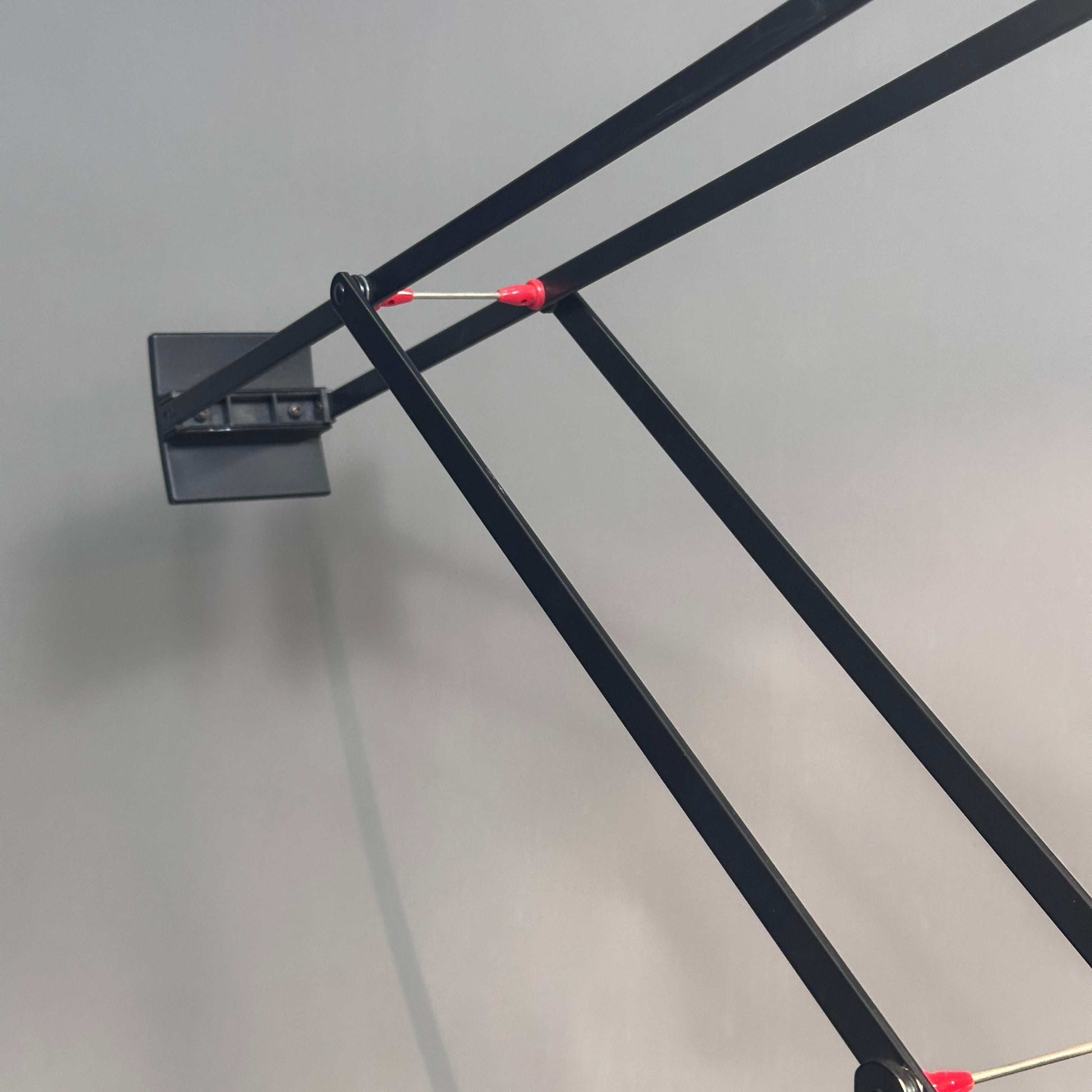 Schwarze Artemide Tizio 50 LED Schreibtischlampe mit verstellbarem Arm und Wandhalterung