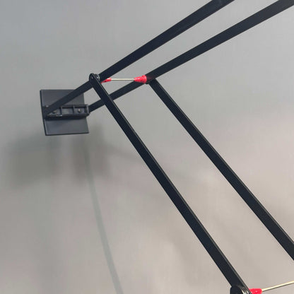 Schwarze Artemide Tizio 50 LED Schreibtischlampe mit verstellbarem Arm und Wandhalterung
