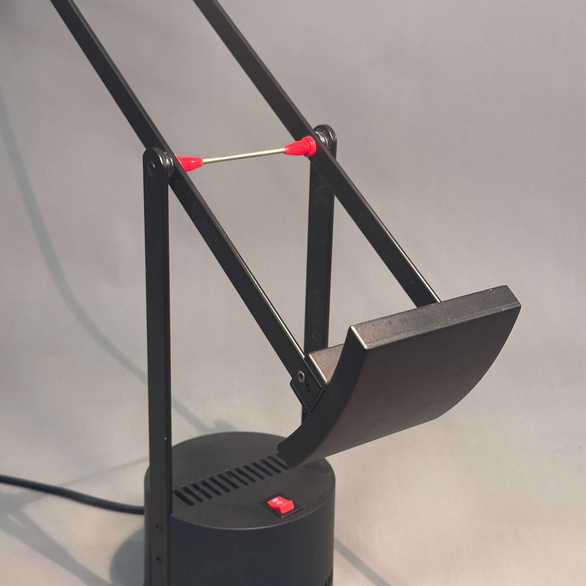 Schwarze Artemide Tizio 50 LED Schreibtischlampe mit verstellbarem Arm und rotem Schalter