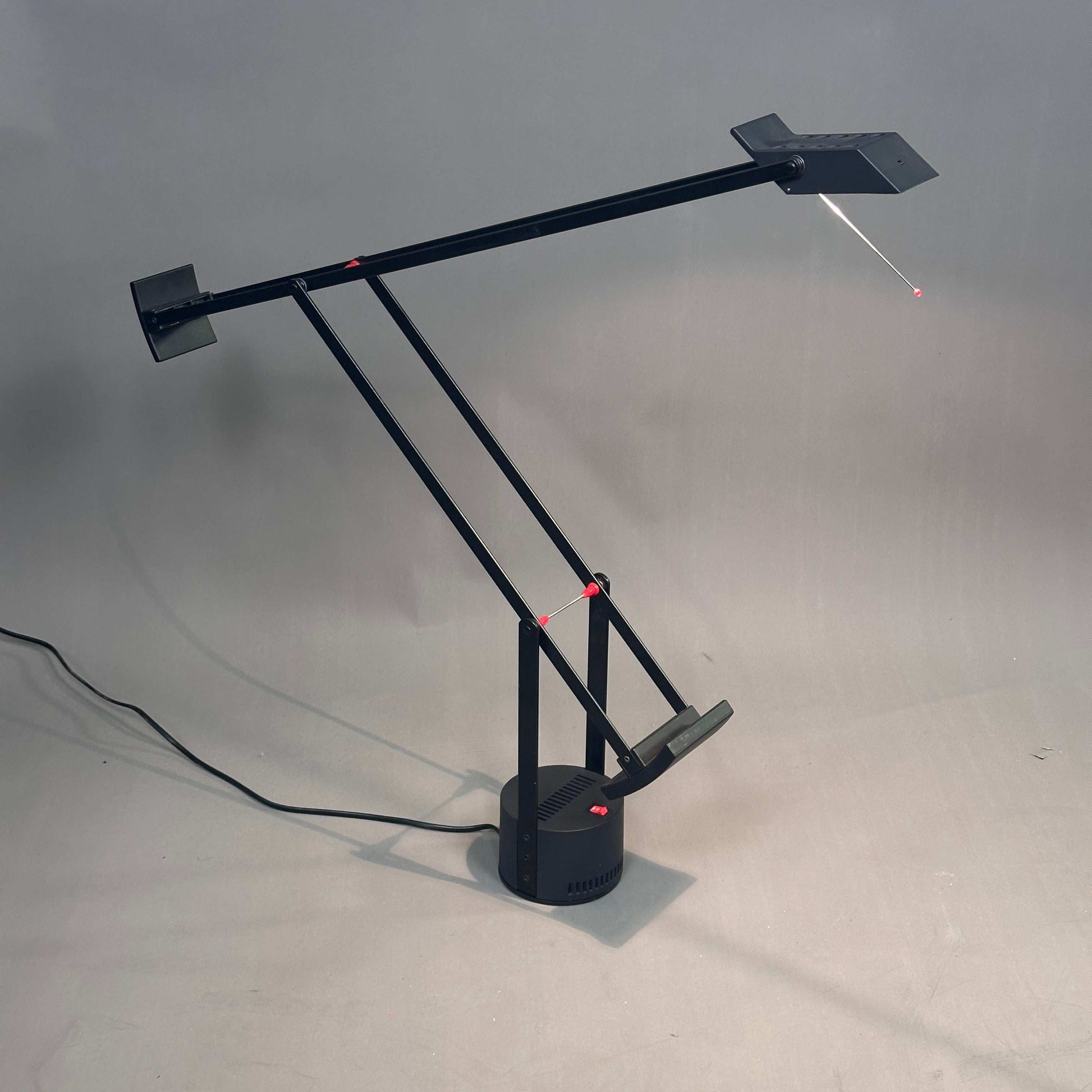 Schwarze Artemide Tizio 50 LED Schreibtischlampe mit verstellbarem Arm und warmweißem Licht