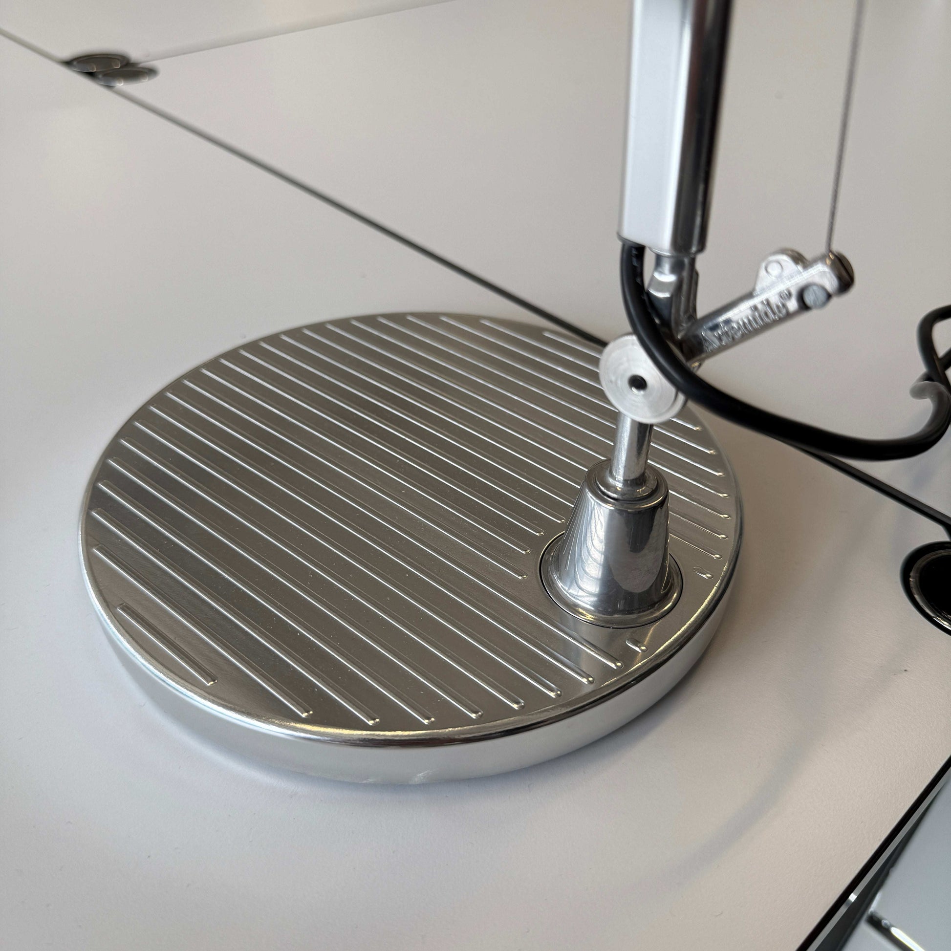 Artemide Tolomeo Midi LED Tavolo Lampe mit poliertem Aluminiumfuß und verstellbarem Gelenk, gebrauchter Zustand mit leichten Gebrauchsspuren