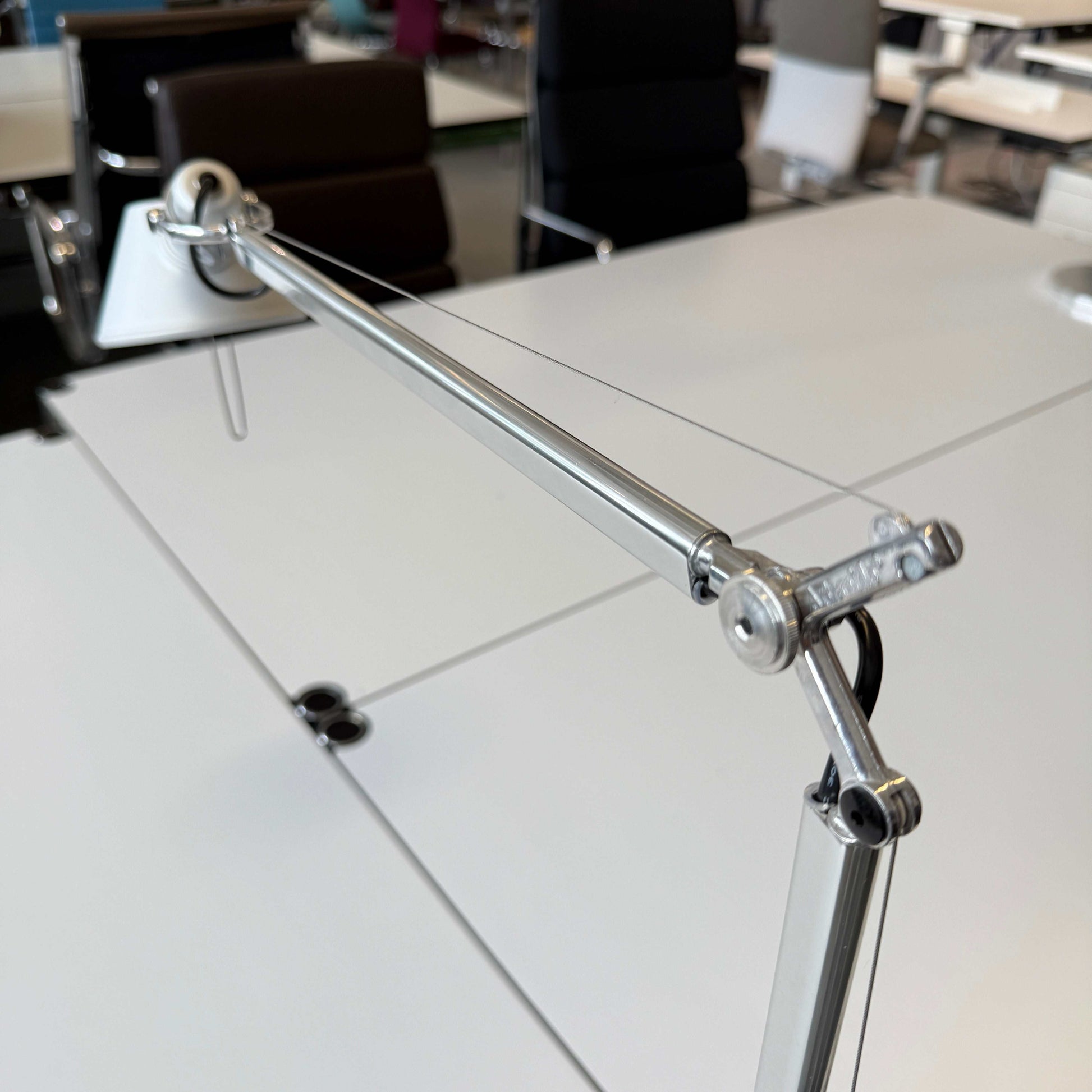 Artemide Tolomeo Midi LED Tavolo Schreibtischlampe aus poliertem Aluminium mit verstellbarem Arm und modernem Design