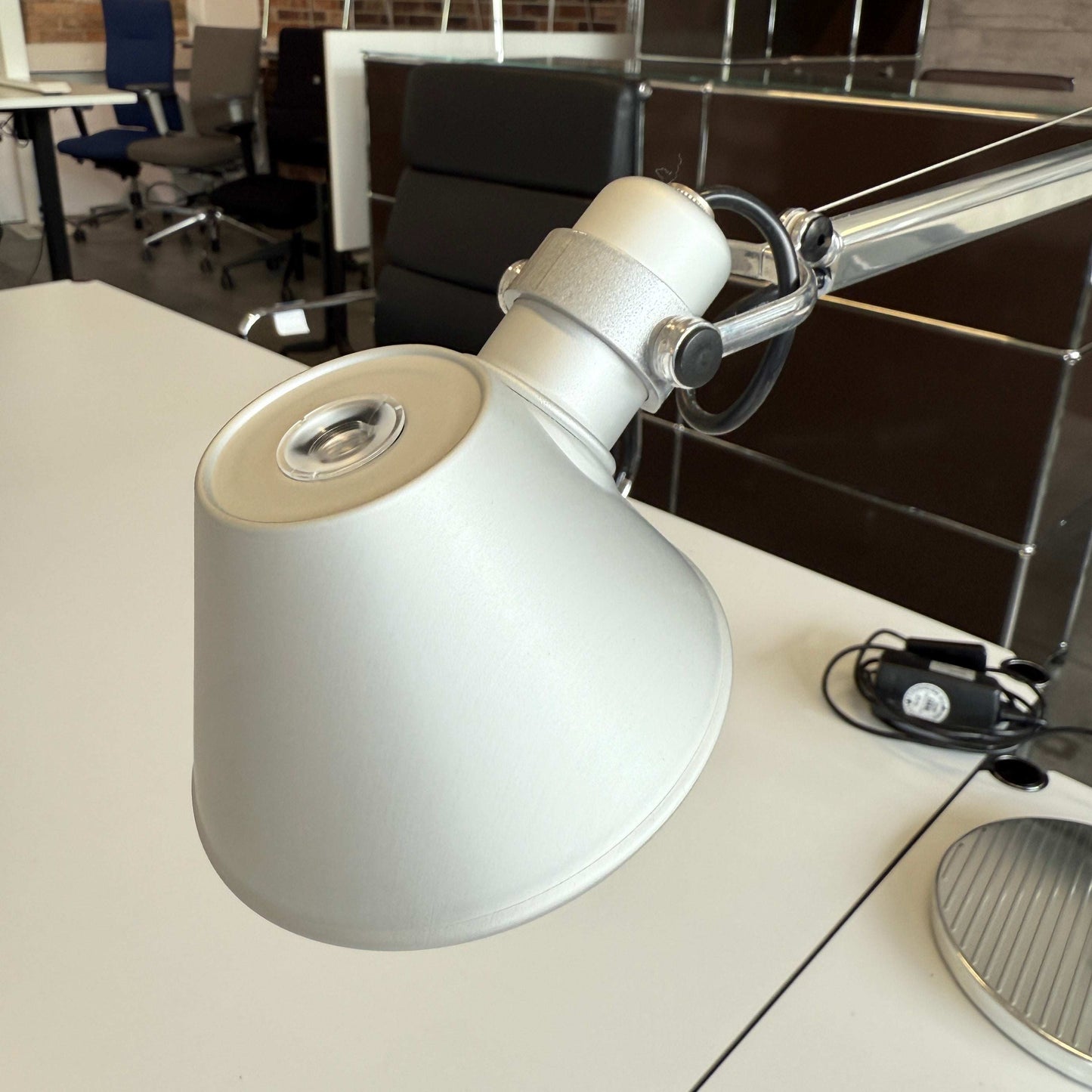 Artemide Tolomeo Midi LED Tavolo Schreibtischlampe aus poliertem Aluminium mit minimalen Gebrauchsspuren am Lampenschirm