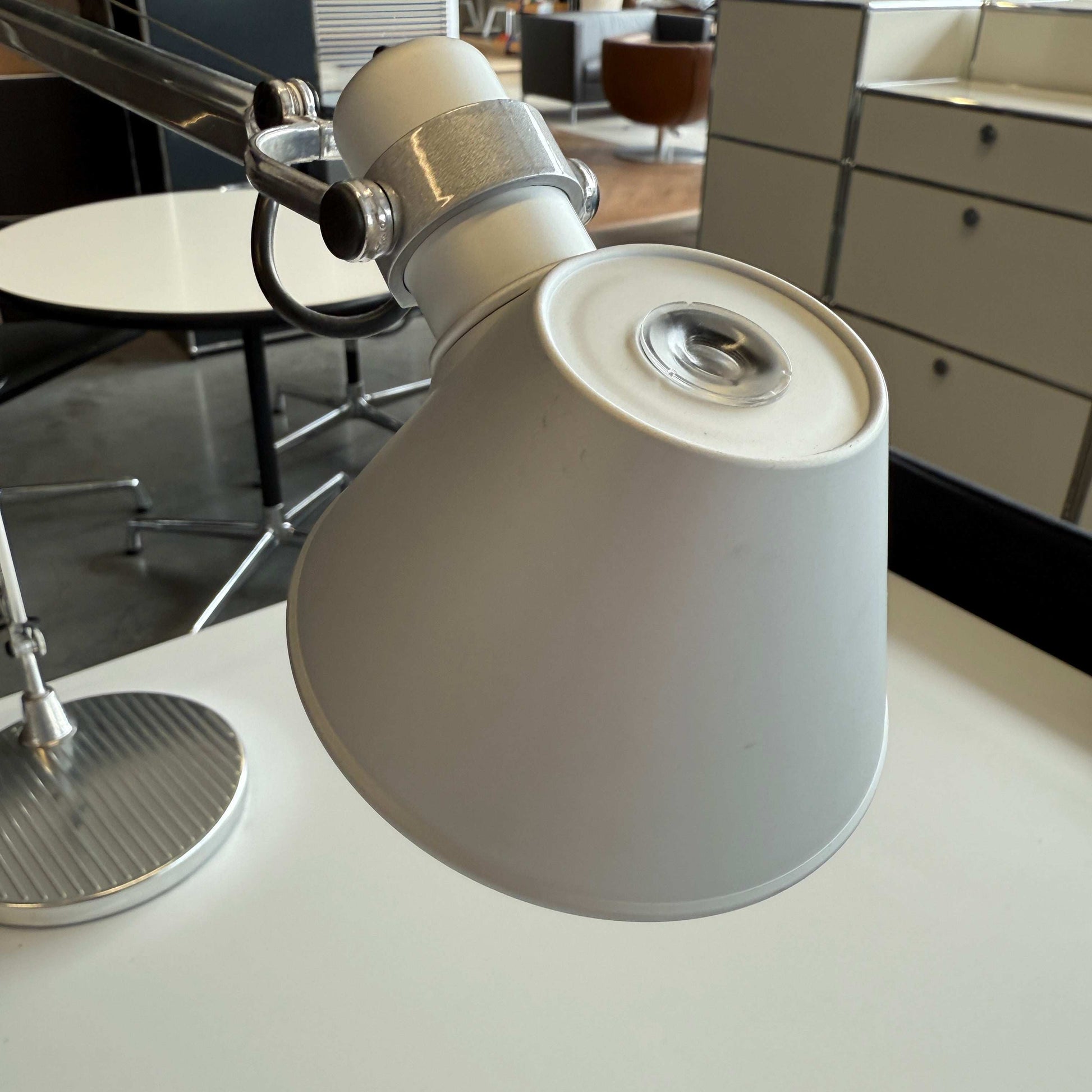 Artemide Tolomeo Midi LED Tavolo Tischlampe aus poliertem Aluminium mit leicht gebrauchten Lampenschirm