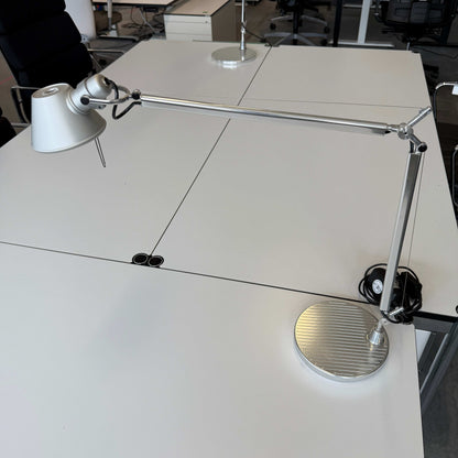 Artemide Tolomeo Midi LED Tavolo Schreibtischlampe in poliertem Aluminium mit verstellbarem Arm und leichtem Gebrauchsspuren am Lampenschirm