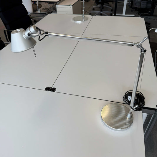 Artemide Tolomeo Midi LED Tavolo Schreibtischlampe in poliertem Aluminium mit verstellbarem Arm und leichtem Gebrauchsspuren am Lampenschirm