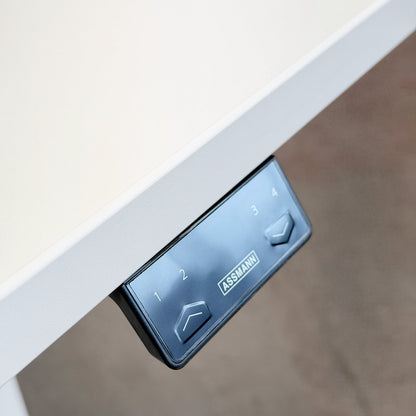 Assmann Canvaro elektrisch höhenverstellbarer Schreibtisch, signalweiß MDF-Platte mit schwarzem Control Panel.