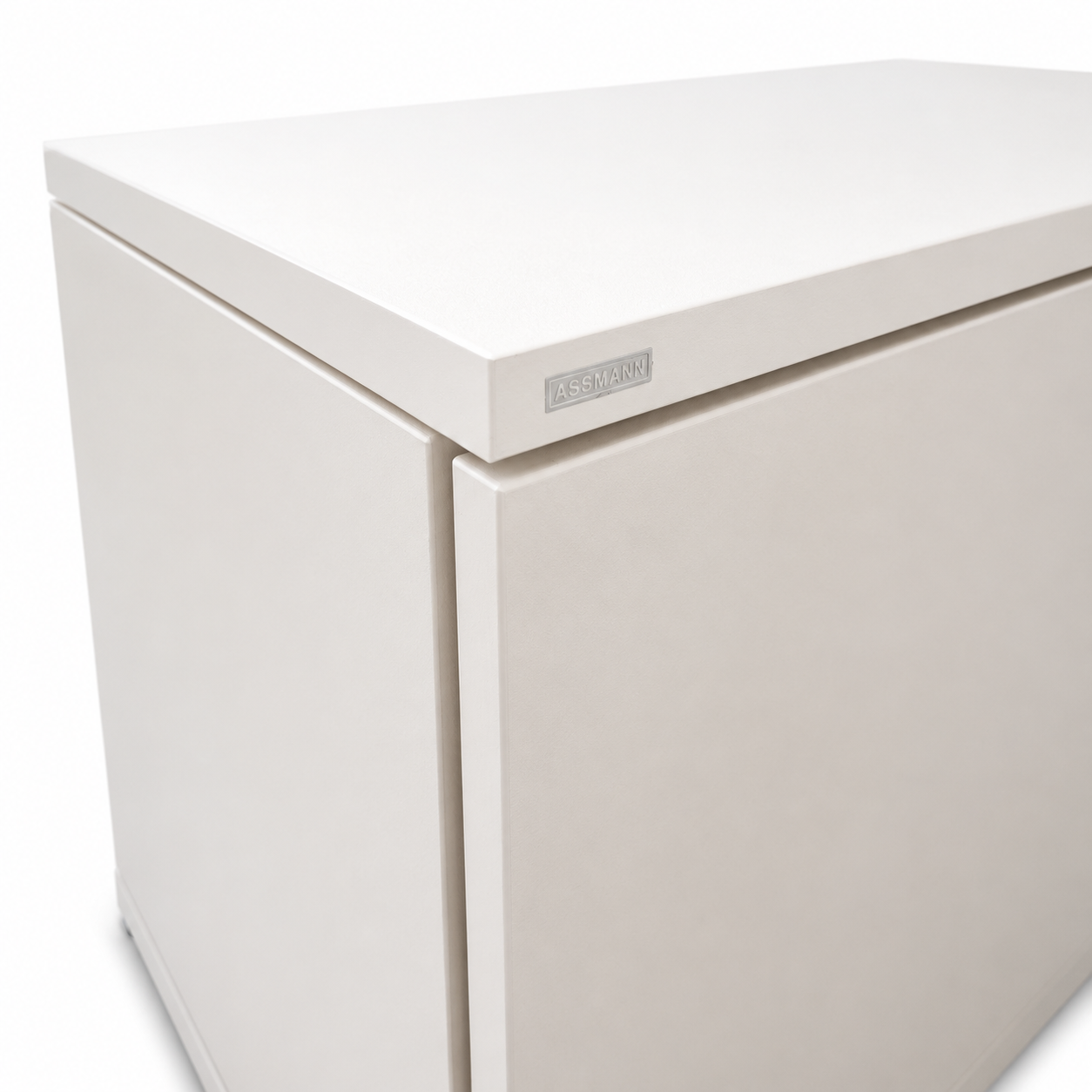 Weißes Assmann Highboard aus Holz mit Fachtüren, auch als Raumteiler nutzbar.