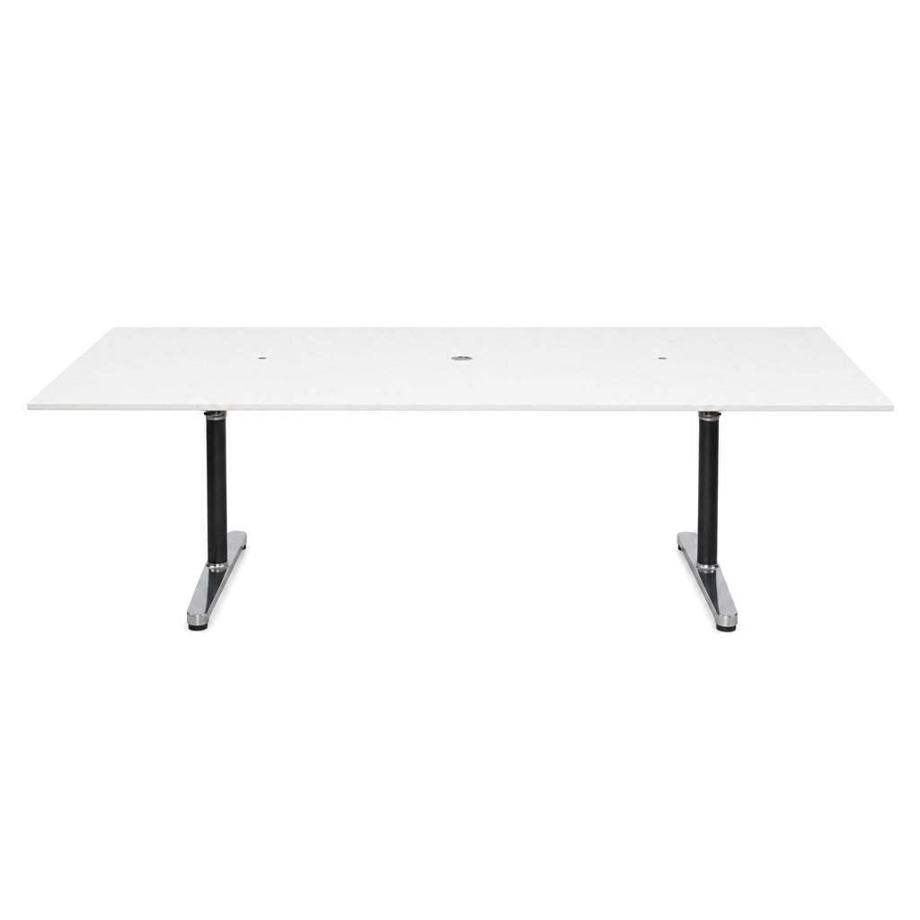 Weißer Bene Konferenztisch 240x120cm mit schwarzen Säulenbeinen, Metallfüßen und drei integrierten Kabeldurchlässen.