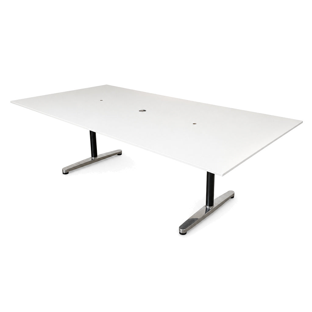 Weißer Bene Konferenztisch 240x120cm mit schwarzem T-Fuß-Gestell und drei integrierten Kabeldurchlässen.