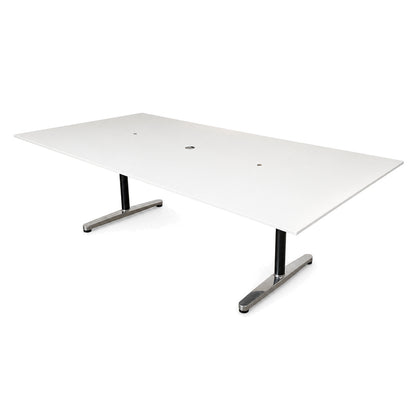 Weißer Bene Konferenztisch 240x120cm mit schwarzem T-Fuß-Gestell und drei integrierten Kabeldurchlässen.