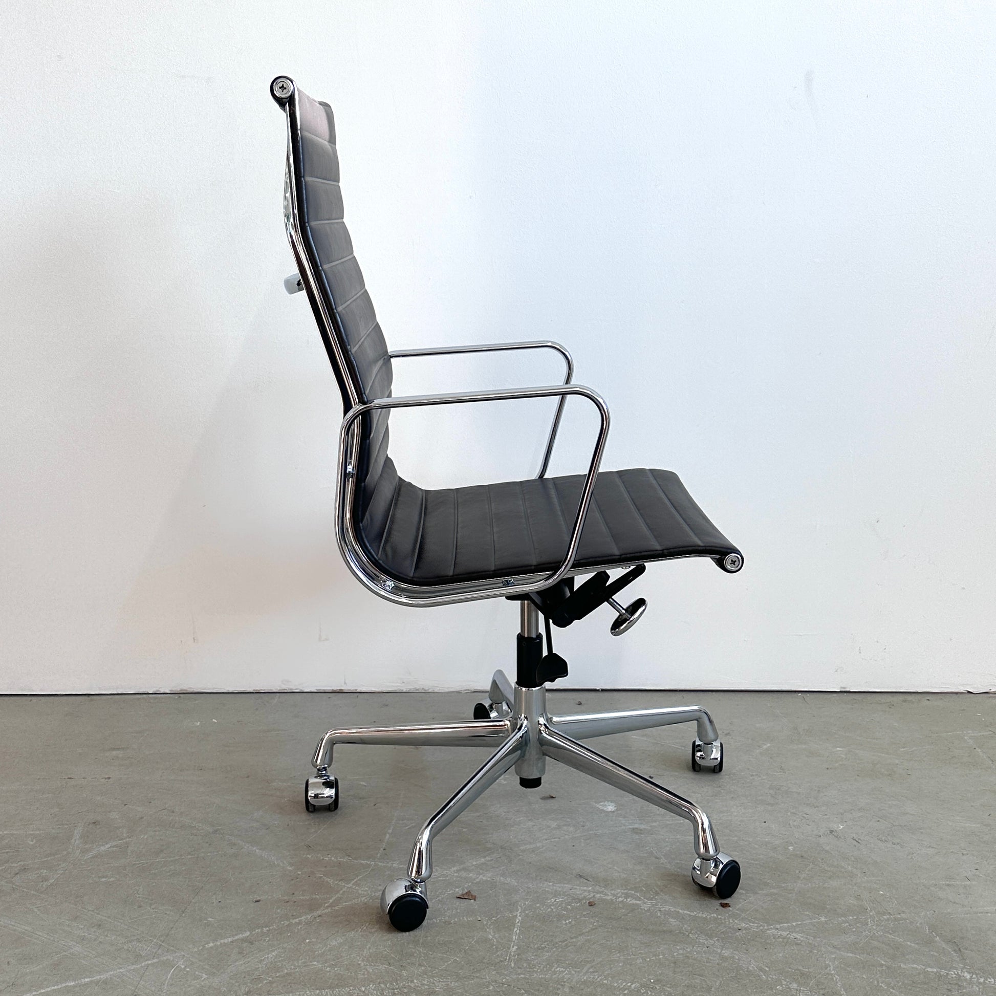 Vitra EA 119 Leder dunkelbraun