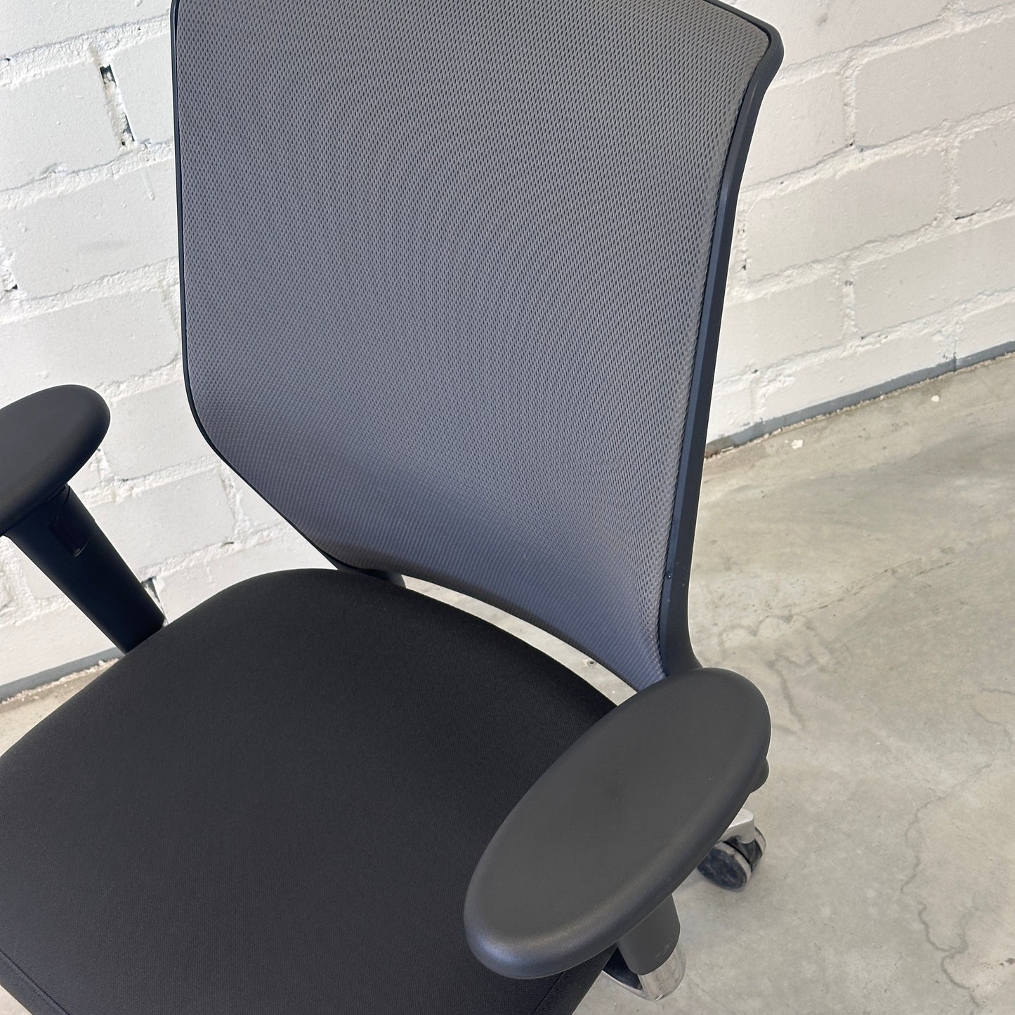 Vitra ID Mesh grau/schwarz