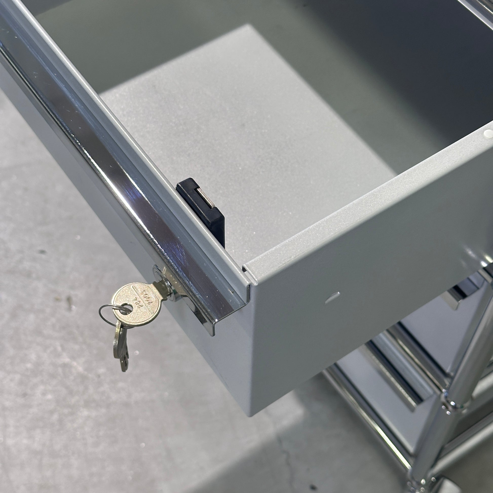 USM Haller Rollcontainer Mattsilber 3 Auszüge