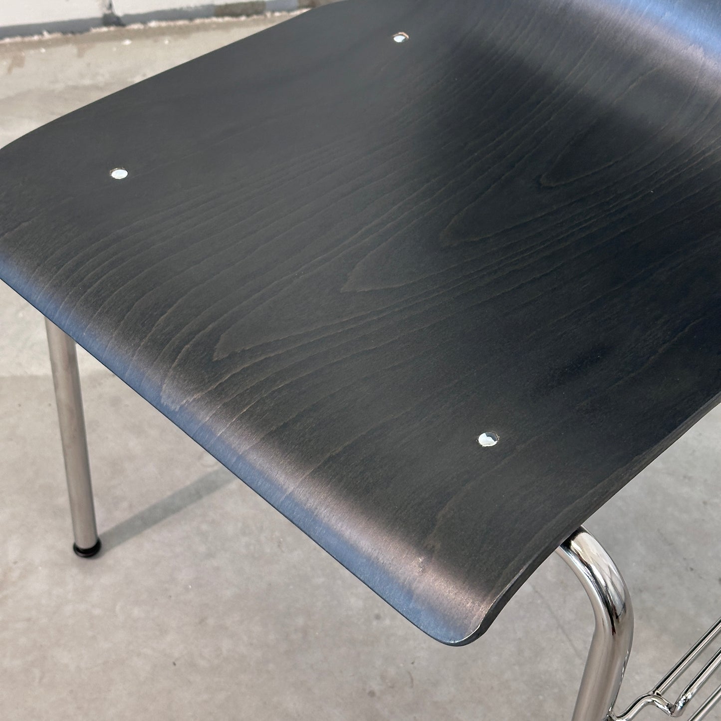 Hiller Objektmöbel Stapelstuhl Atlanta Buche anthrazit gebeizt