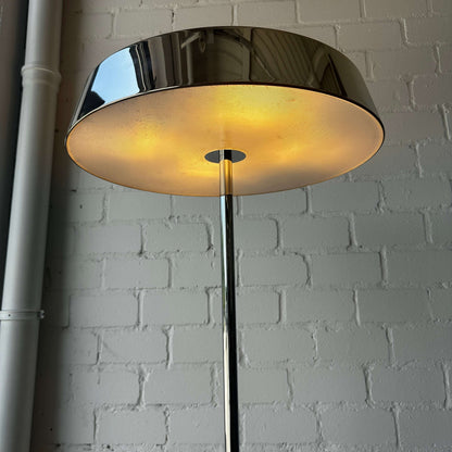 Belux Koi Stehlampe chrom mit Halogenlicht und großem Lampenschirm vor weißer Backsteinwand