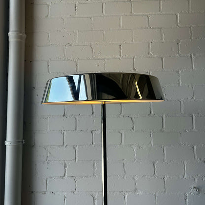 Belux Koi Stehlampe Halogen Chrom mit 200 cm Höhe und 57 cm Lampenschirm Durchmesser vor weißer Ziegelwand