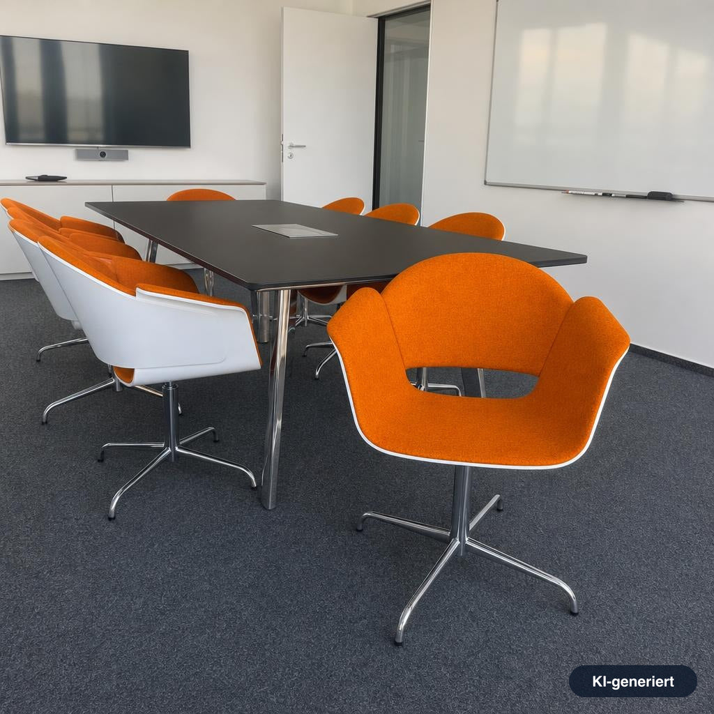 Bene Rondo Konferenzstuhl mit orangefarbenem Stoffpolster, weißer Holzschale und drehbarem Metall-Fußkreuz im Büro.
