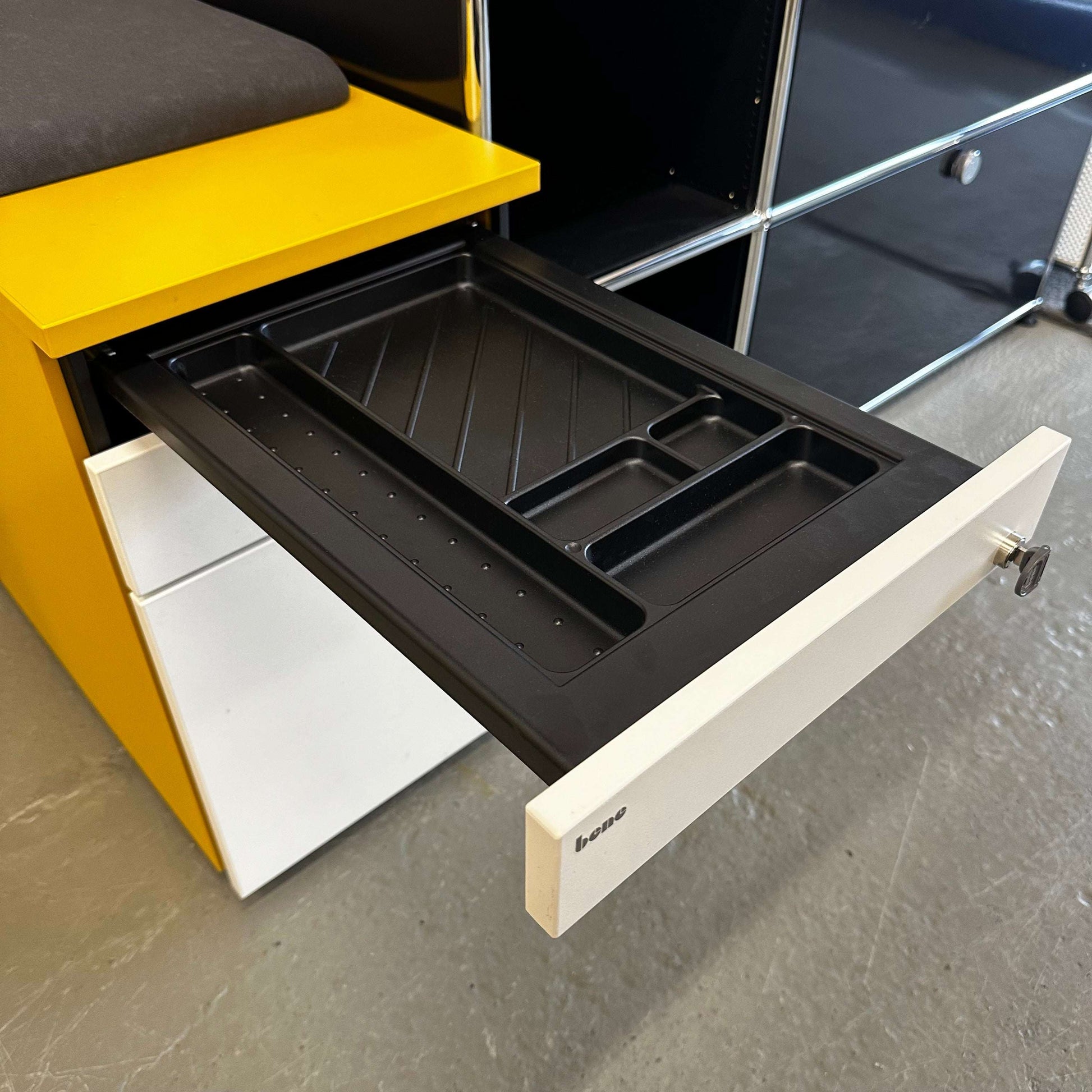 Yellow Rollcontainer CT with white front, three drawers, anthracite cushioned seat, lock, and hard wheels