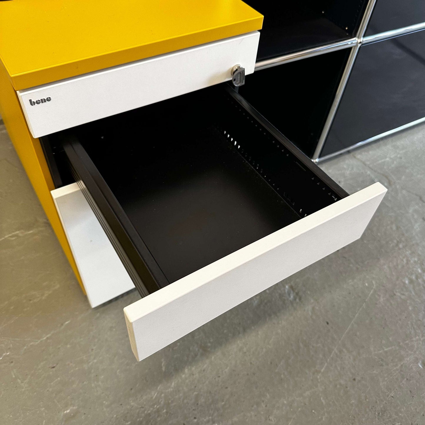 Yellow and white Bene Rollcontainer CT with three drawers, anthracite fabric cushion, lock, and hard wheels.