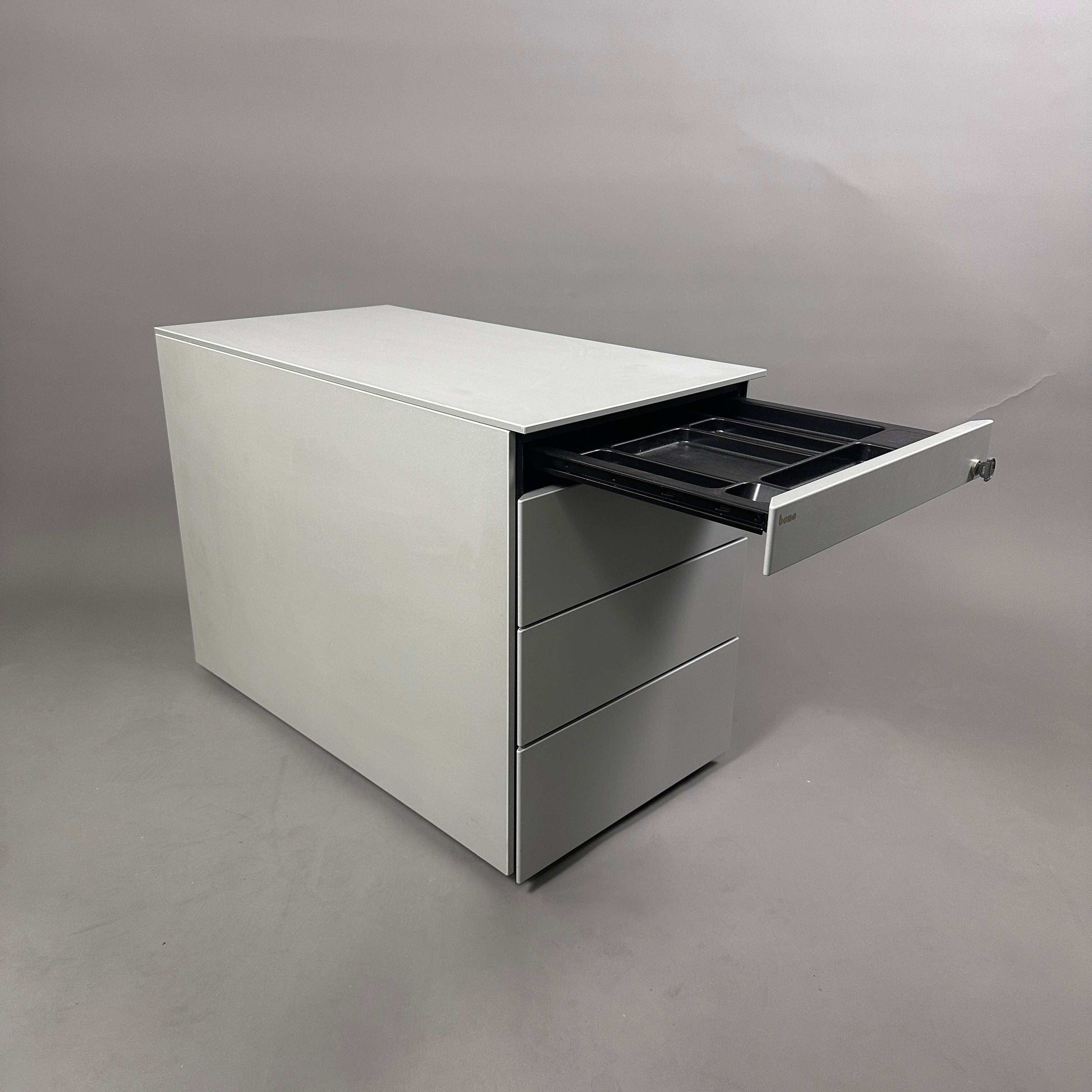 Hellgrauer Bene Rollcontainer mit drei Schubladen und Organizer, abschließbar, ca. 59x43x80 cm