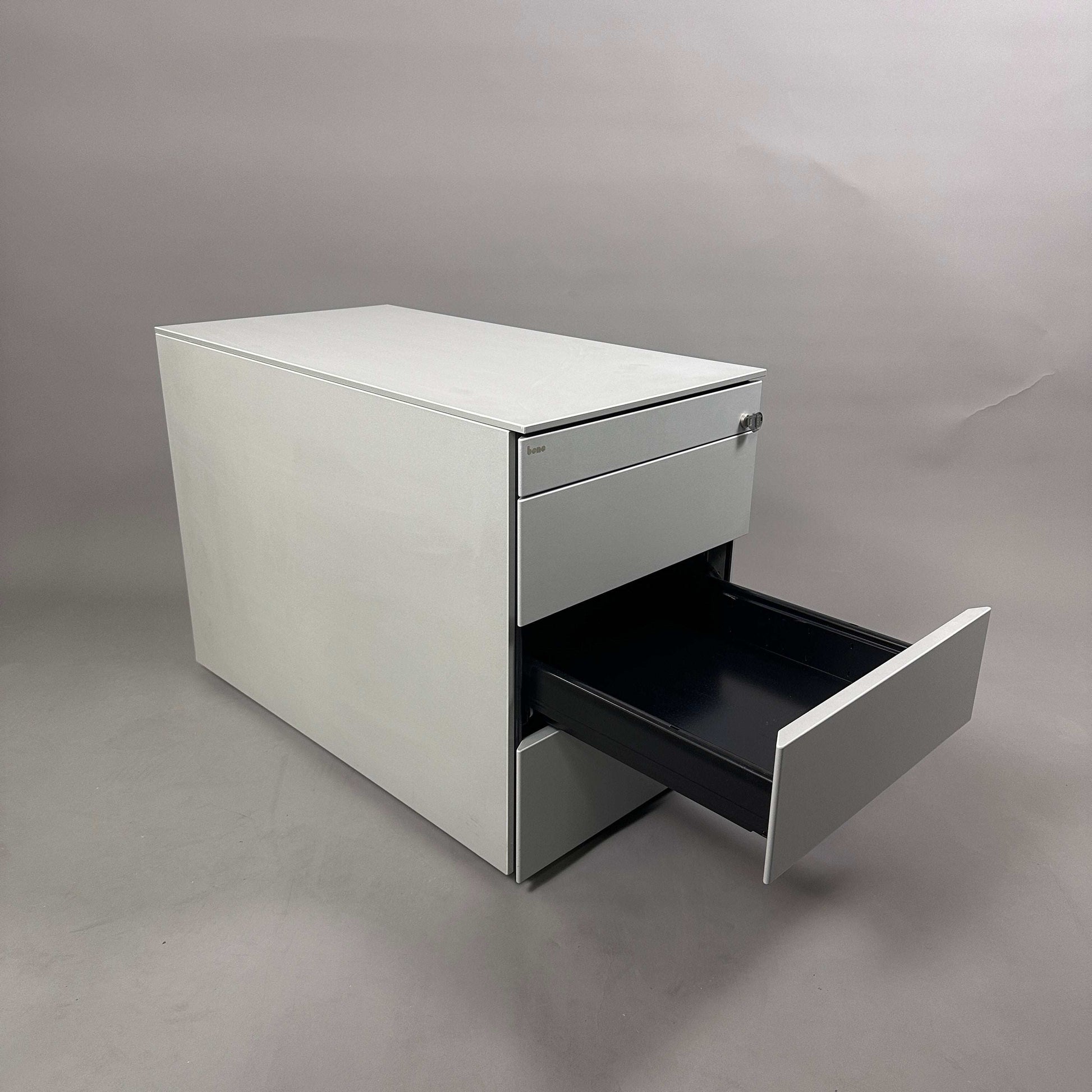 Hellgrauer Bene Rollcontainer mit 3 Schubladen, abschließbar, modernes Design, Maße 59x43x80 cm