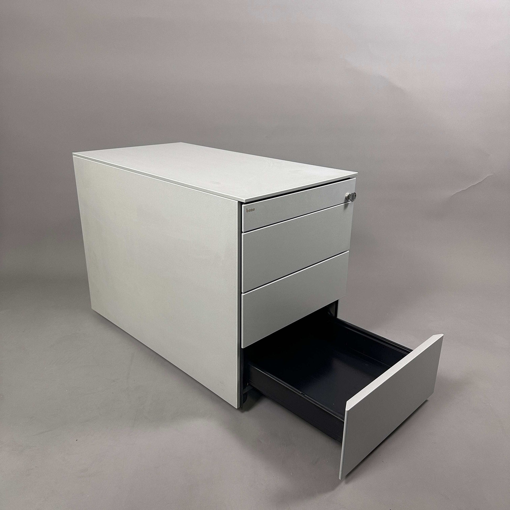 Hellgrauer Bene Rollcontainer mit 3 Schubladen, abschließbar, modernes Büroaccessoire, Maße 59x43x80 cm