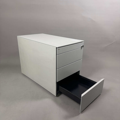 Hellgrauer Bene Rollcontainer mit 3 Schubladen, abschließbar, modernes Büroaccessoire, Maße 59x43x80 cm