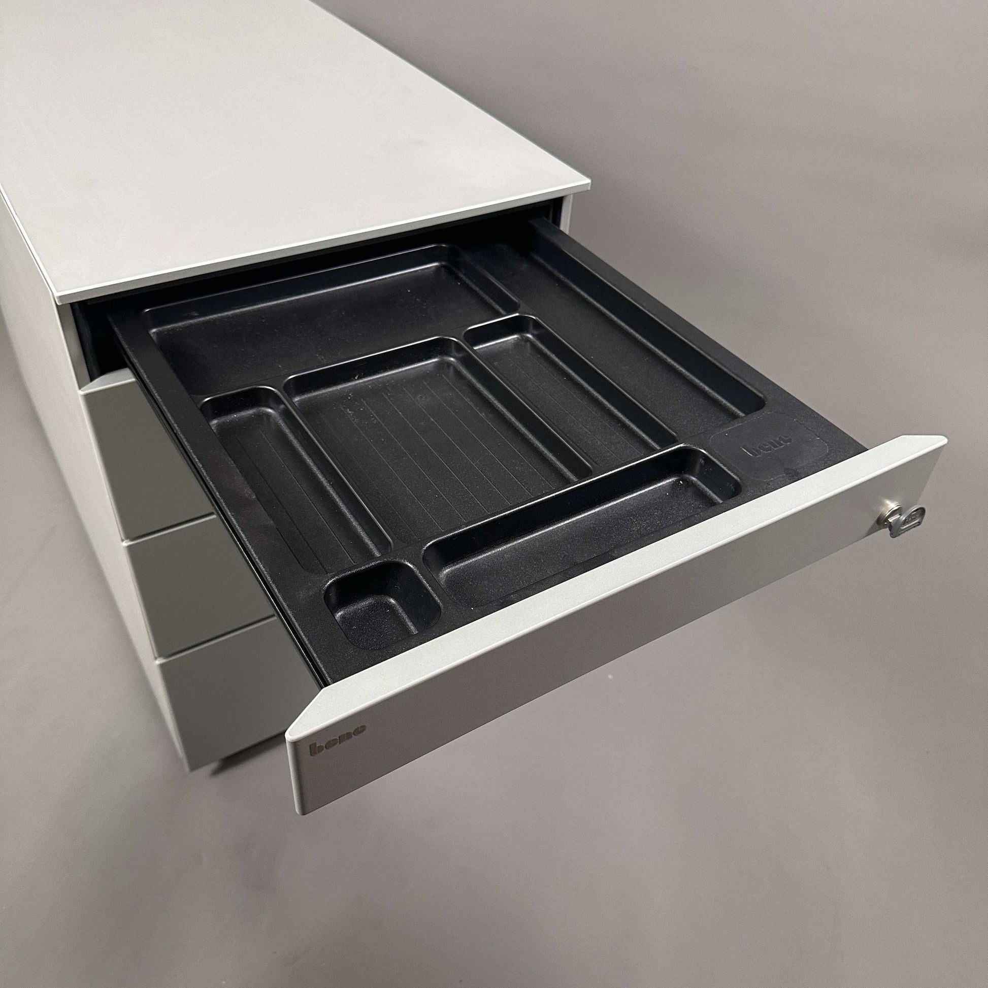 hellgrauer Bene Rollcontainer mit 3 Schubladen und Organizer, abschließbar, ohne Schlüssel, 59x43x80 cm