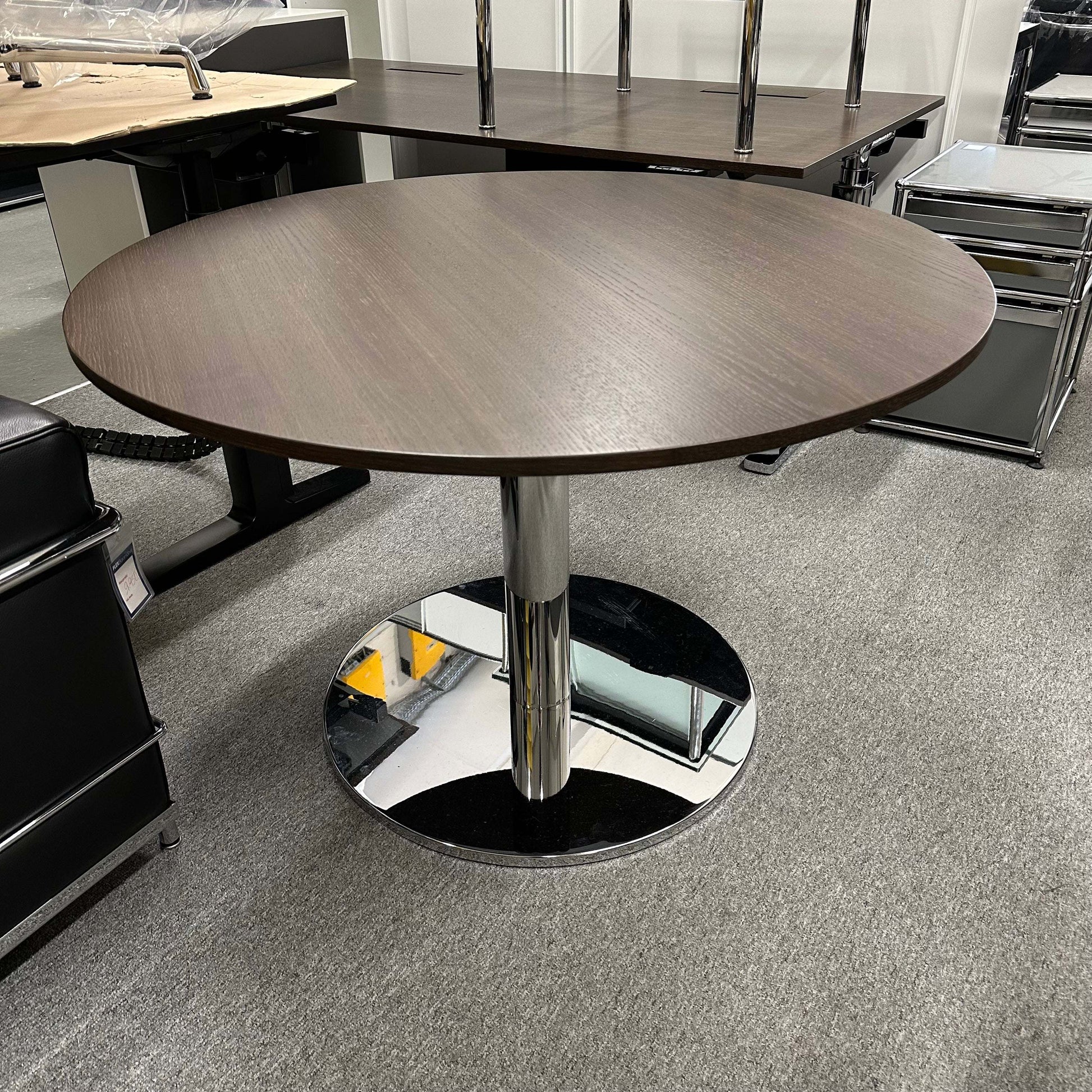 Besprechungstisch Lets talk Round meeting table with 110 cm diameter, smoked oak veneer top, and chrome round base