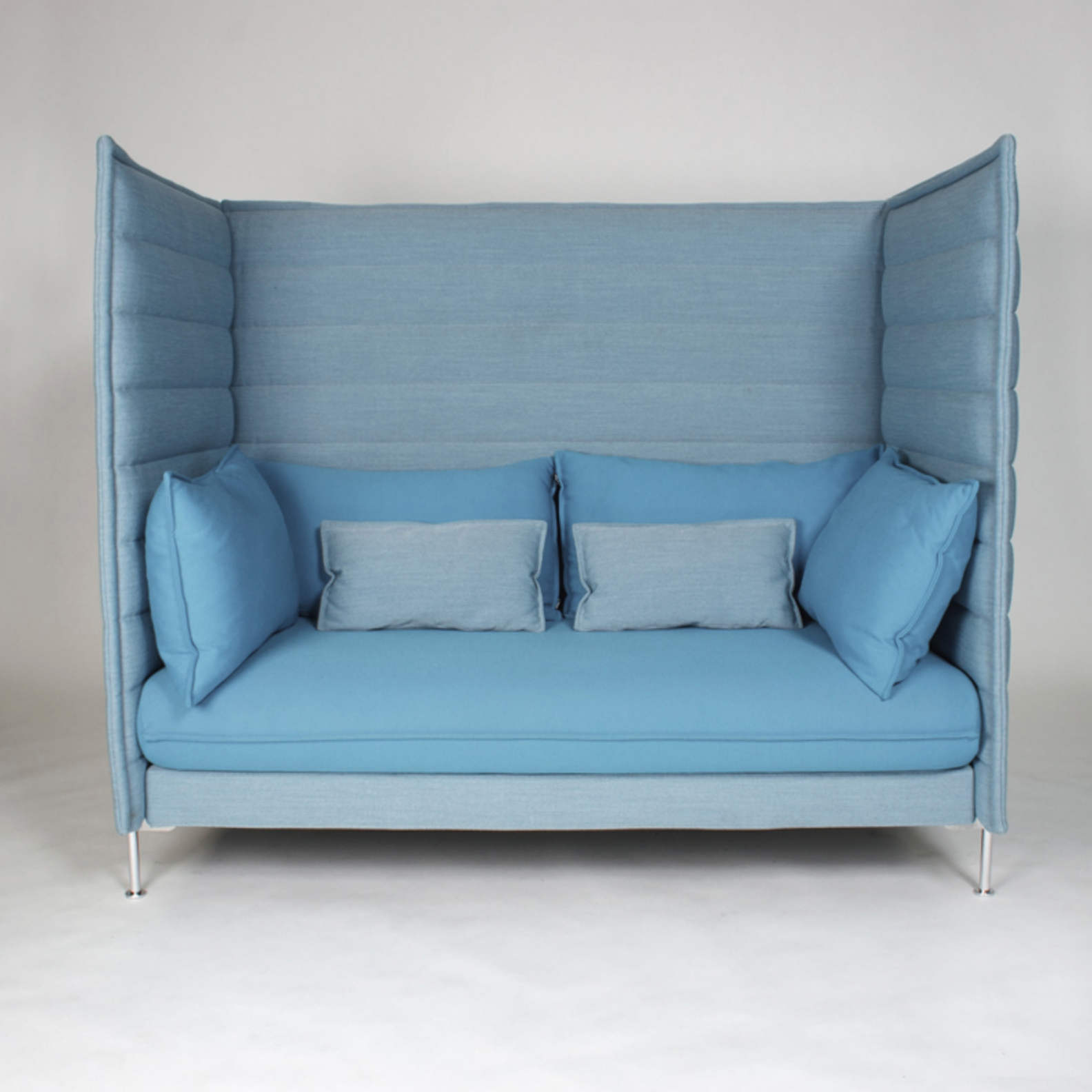Vitra Alcove Highback 2-Sitzer Sofa in blau mit hohem, gepolstertem Rück- und Seitenschutz für akustische Dämpfung und Komfort
