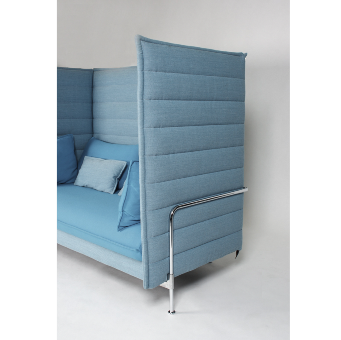 Vitra Alcove Highback 2-Sitzer Sofa blau mit gepolsterten Seitenpaneelen und chromgestell, Lounge Stoffbezug für akustische Dämpfung und Komfort