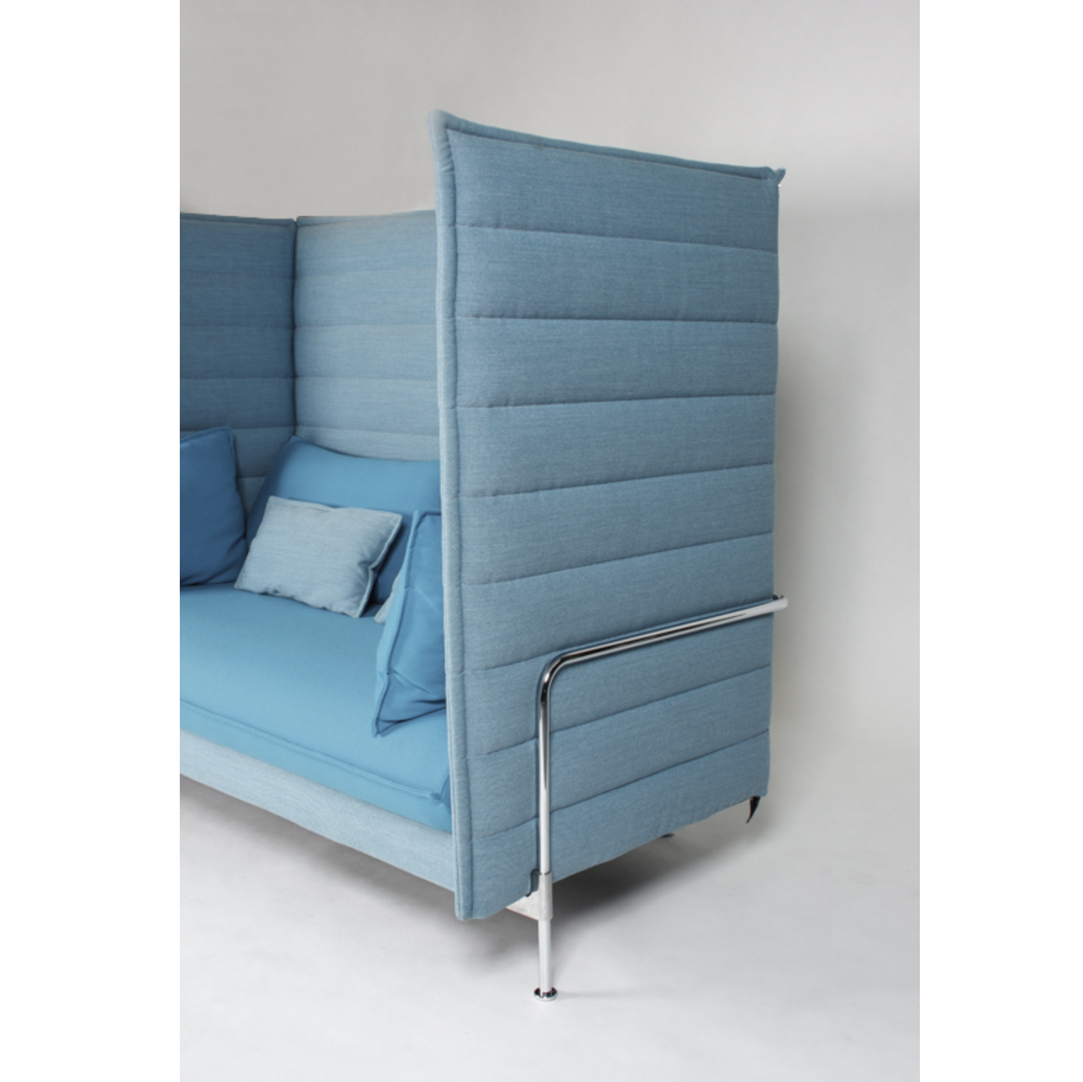 Vitra Alcove Highback 2-Sitzer Sofa blau mit gepolsterten Seitenpaneelen und chromgestell, Lounge Stoffbezug für akustische Dämpfung und Komfort