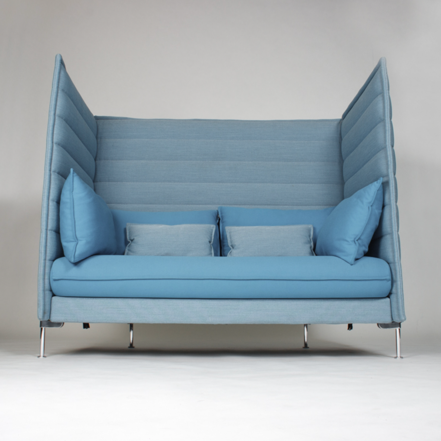 Vitra Alcove Highback 2-Sitzer Sofa in blau mit hohen gepolsterten Seiten- und Rückenpaneelen, Stoffbezug und chromgestell