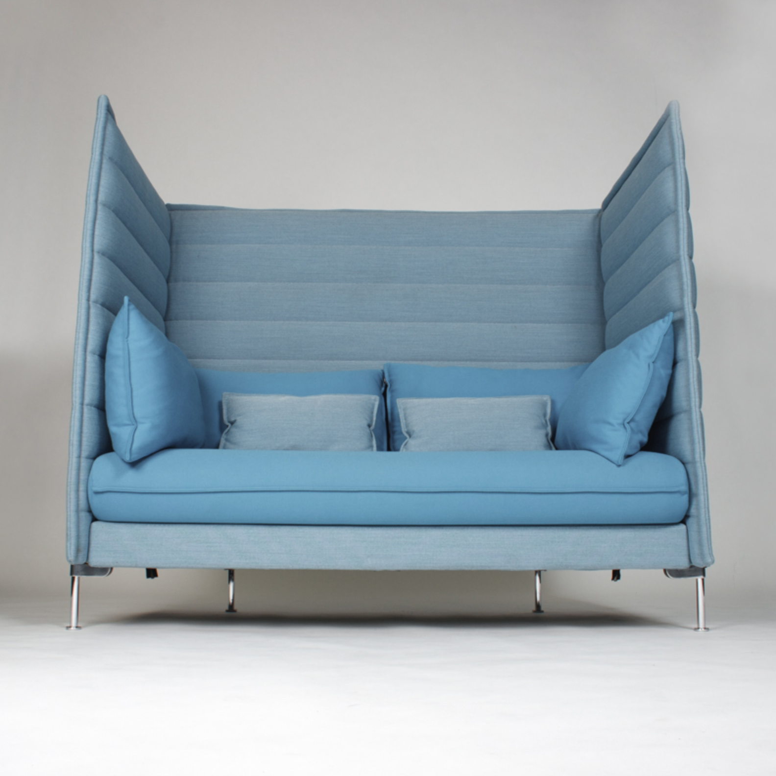 Vitra Alcove Highback 2-Sitzer Sofa in blau mit hohen gepolsterten Seiten- und Rückenpaneelen, Stoffbezug und chromgestell
