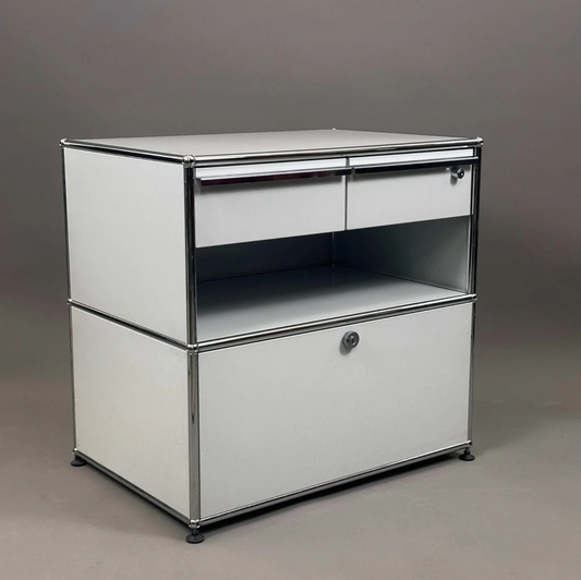 USM Haller Sideboard lichtgrau mit zwei Schubladen und Klappe, modernes Druckerschrank-Design